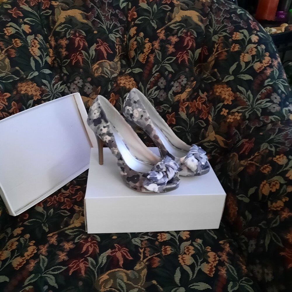Fiomi Ladies Peep Toe 3 Inch Stiletto Heels Size 8, Slightly Used